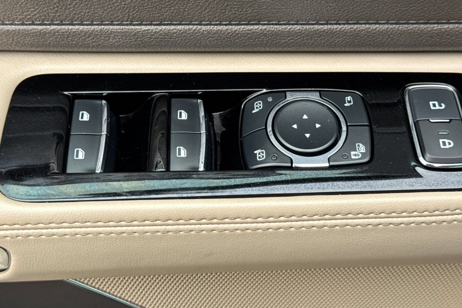 Used 2023 Lincoln Aviator 2WD w/ Premium Package image 13