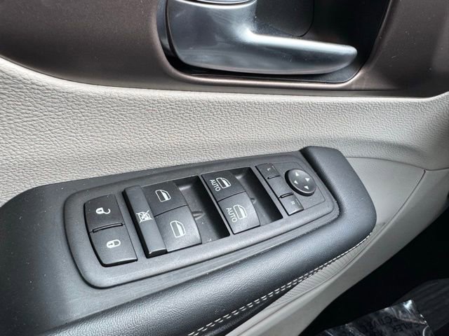 Used 2024 Chrysler Voyager LX image 33