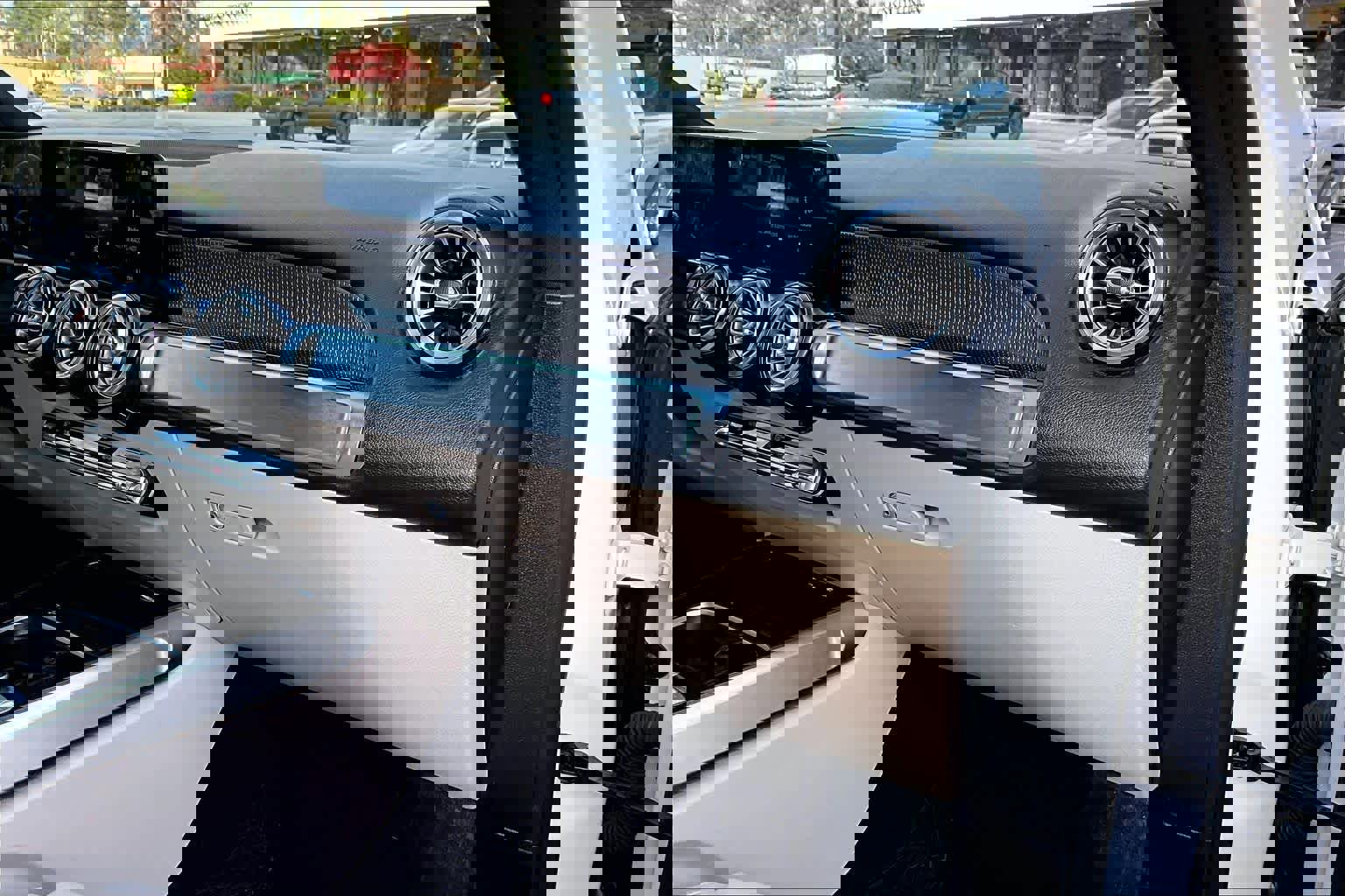 Used 2020 Mercedes-Benz GLB 250 GLB 250 w/ Premium Package image 19