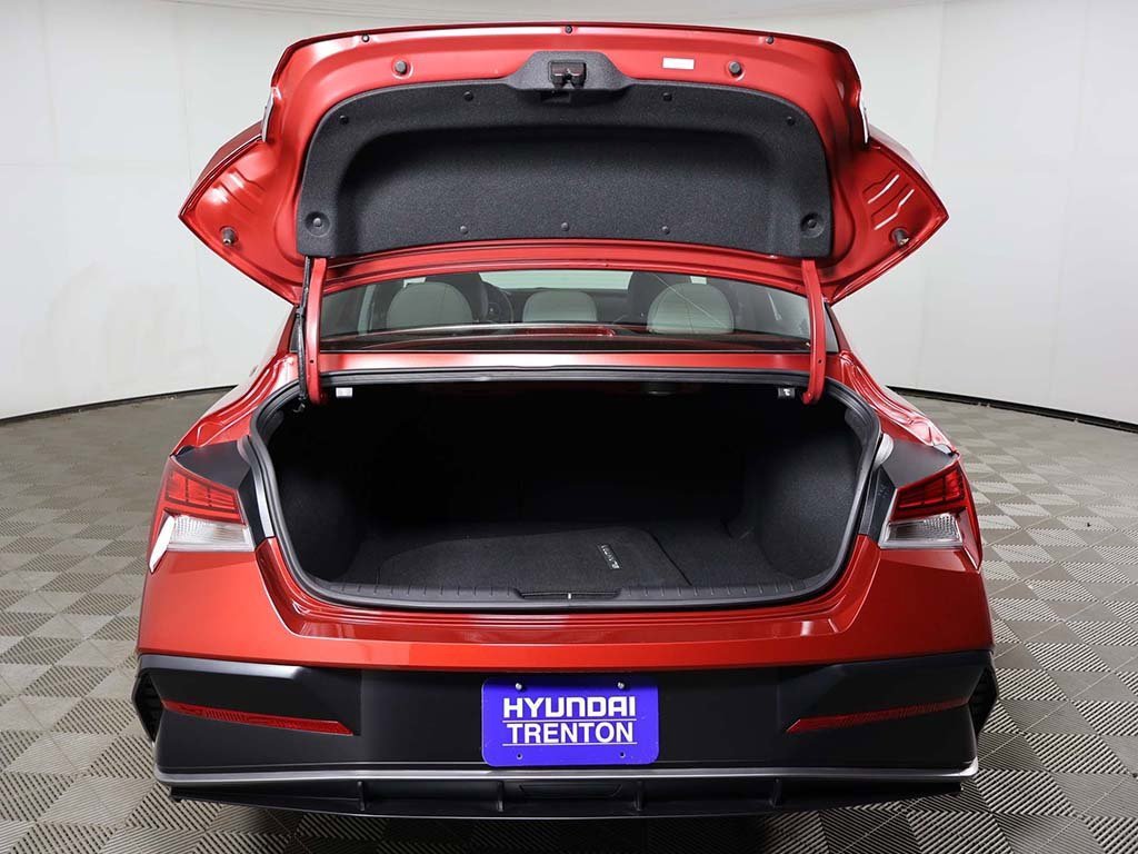 Certified 2025 Hyundai Elantra Limited image 17