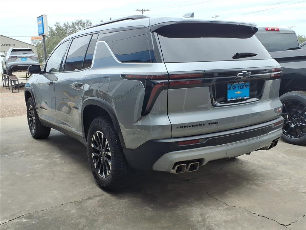 Used 2024 Chevrolet Traverse Z71 image 2