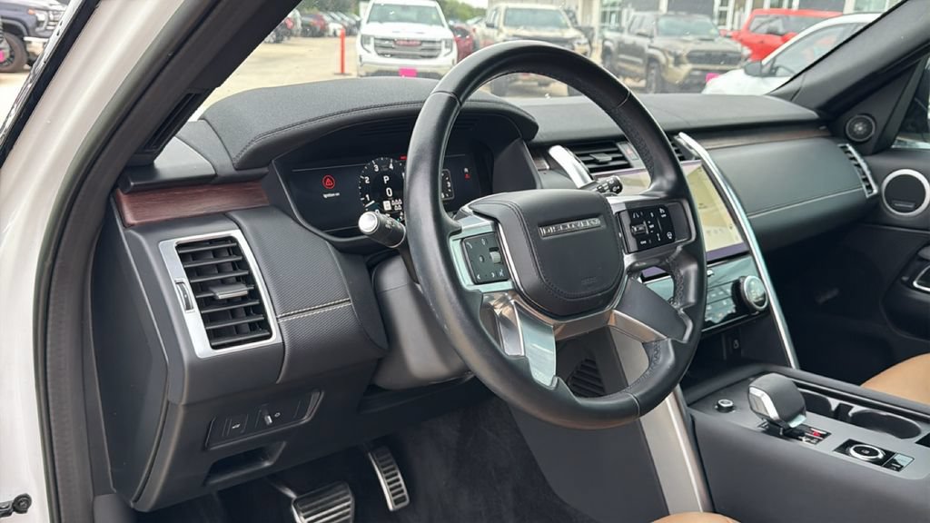 Used 2023 Land Rover Discovery Metropolitan Edition AWD/4WD image 16