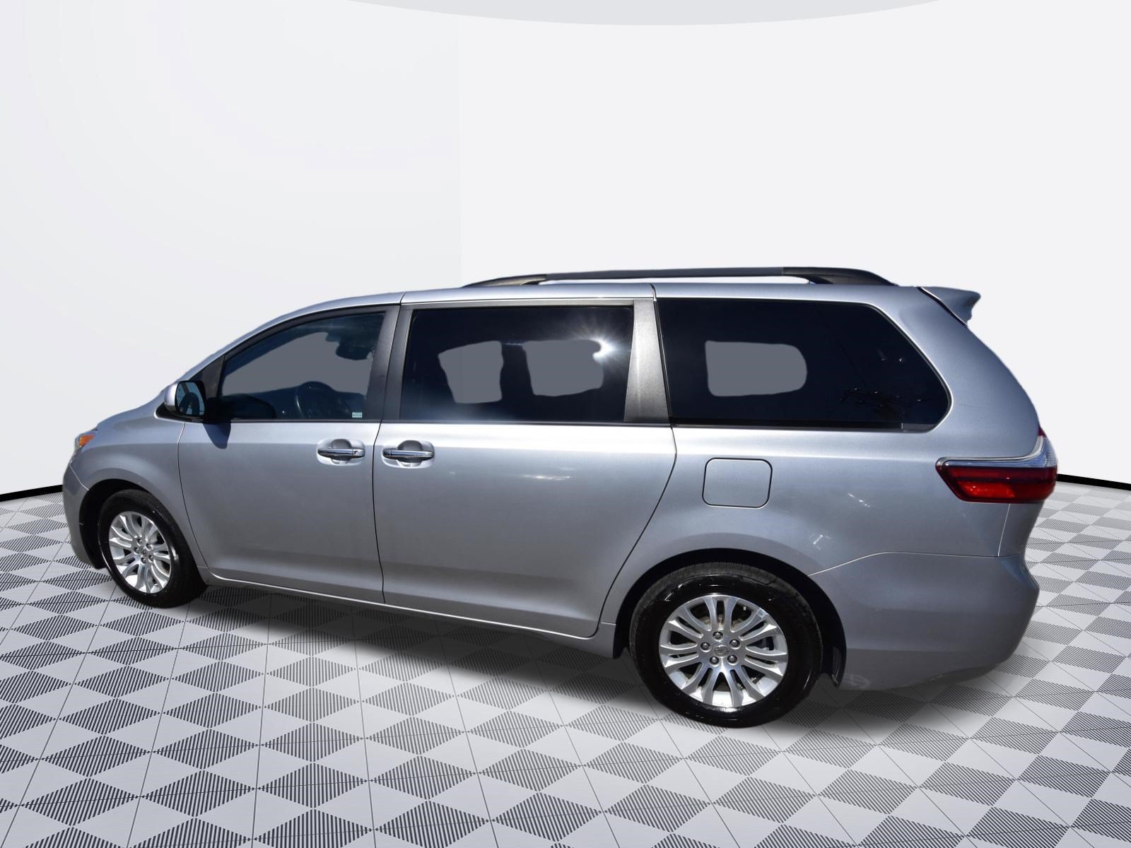 Used 2017 Toyota Sienna XLE FWD image 3