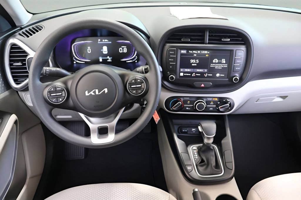 Used 2025 Kia Soul LX w/ LX Technology Package FWD image 18
