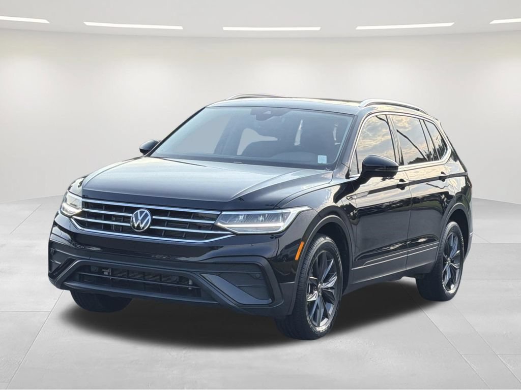 Used 2023 Volkswagen Tiguan SE w/ Panoramic Sunroof Package