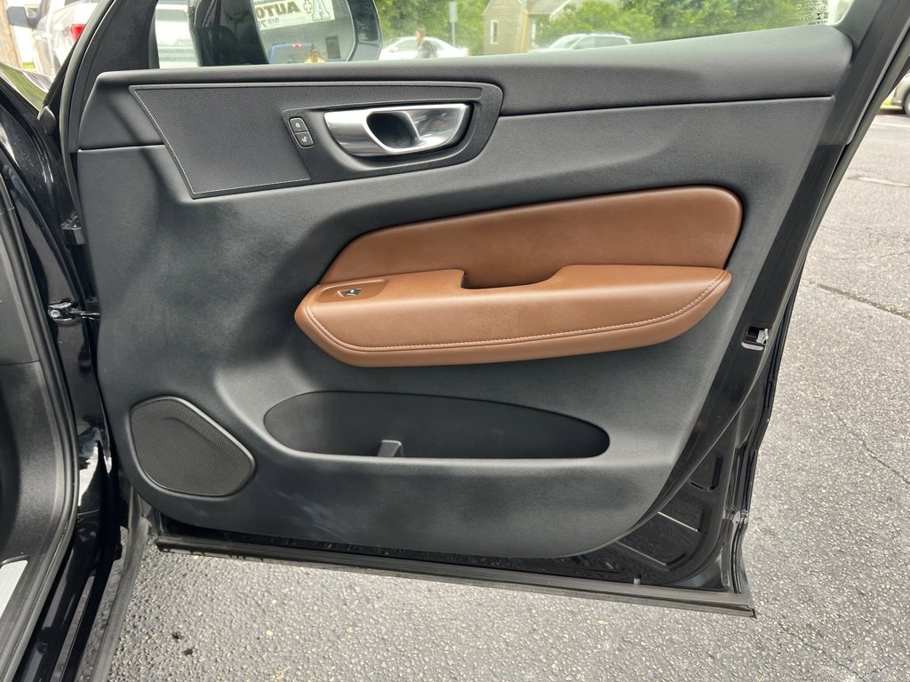 Used 2023 Volvo XC60 B5 Plus image 33