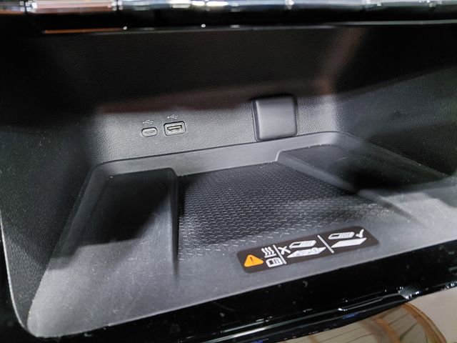 Used 2025 Chevrolet Traverse High Country w/ LPO, Floor Liner Package AWD/4WD image 33