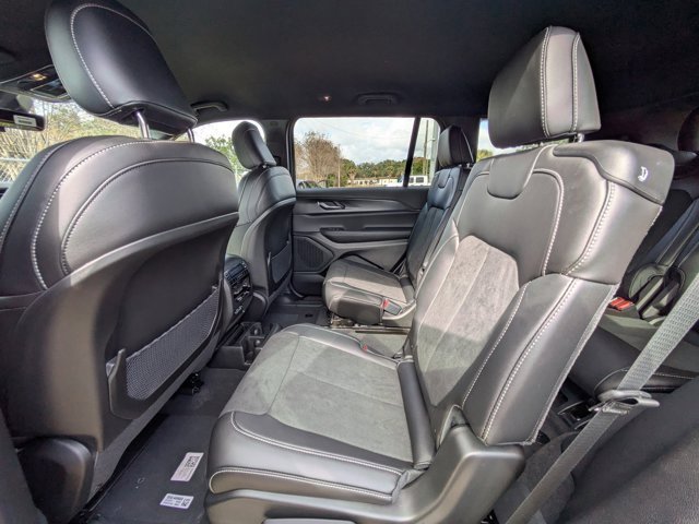 New 2025 Jeep Grand Cherokee L Laredo image 12