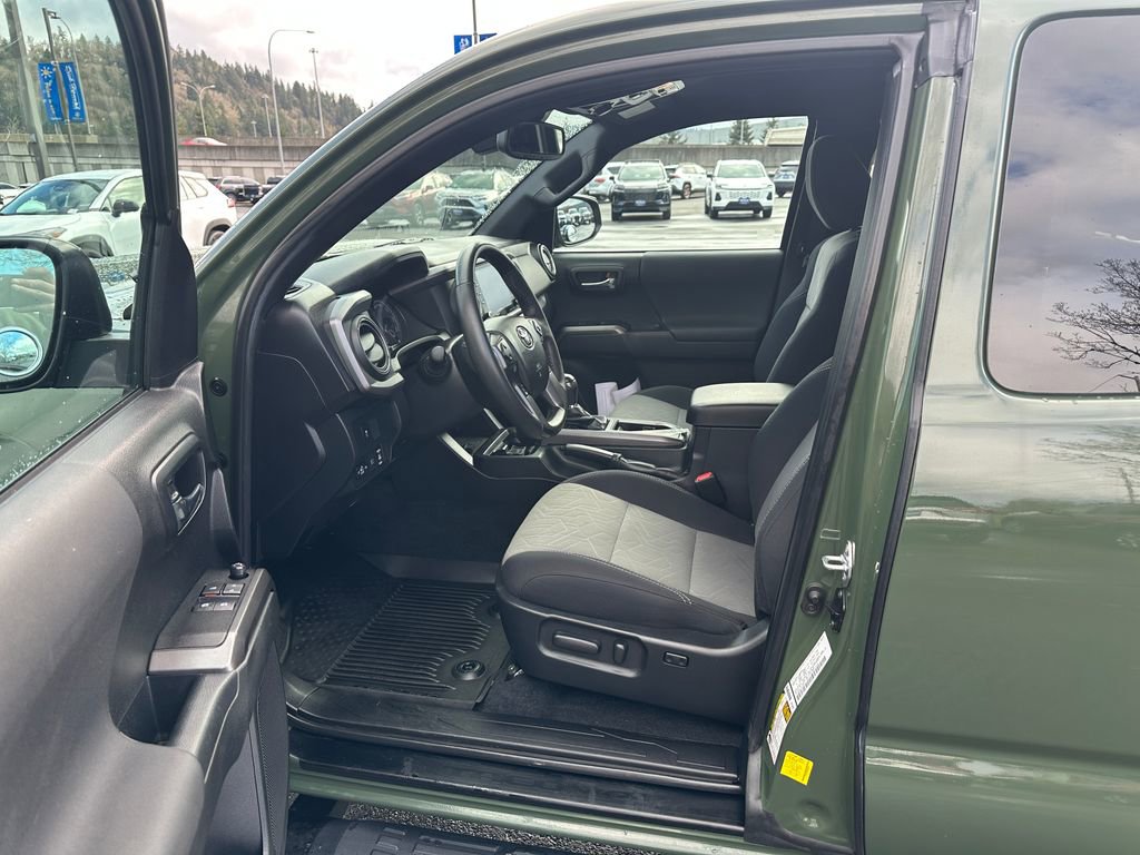 Used 2021 Toyota Tacoma TRD Off-Road w/ TRD Premium Off Road Package AWD/4WD image 13