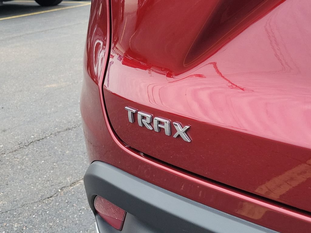 Used 2025 Chevrolet Trax LT FWD image 9