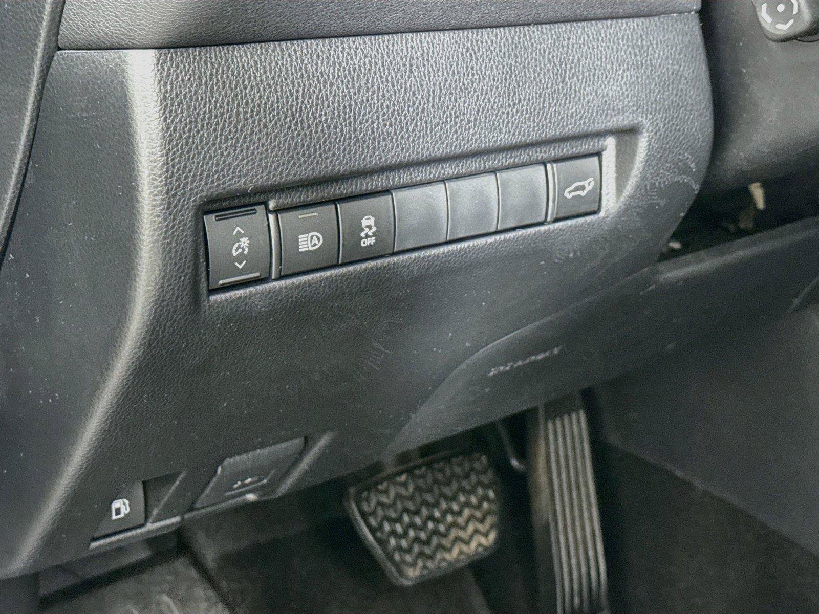 Used 2022 Toyota Venza LE AWD/4WD image 14