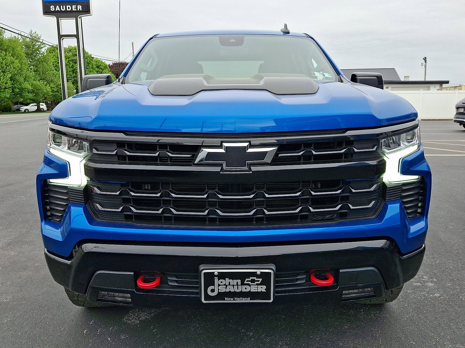 Used 2023 Chevrolet Silverado 1500 LT Trail Boss w/ LPO, Dark Essentials Package AWD/4WD image 2