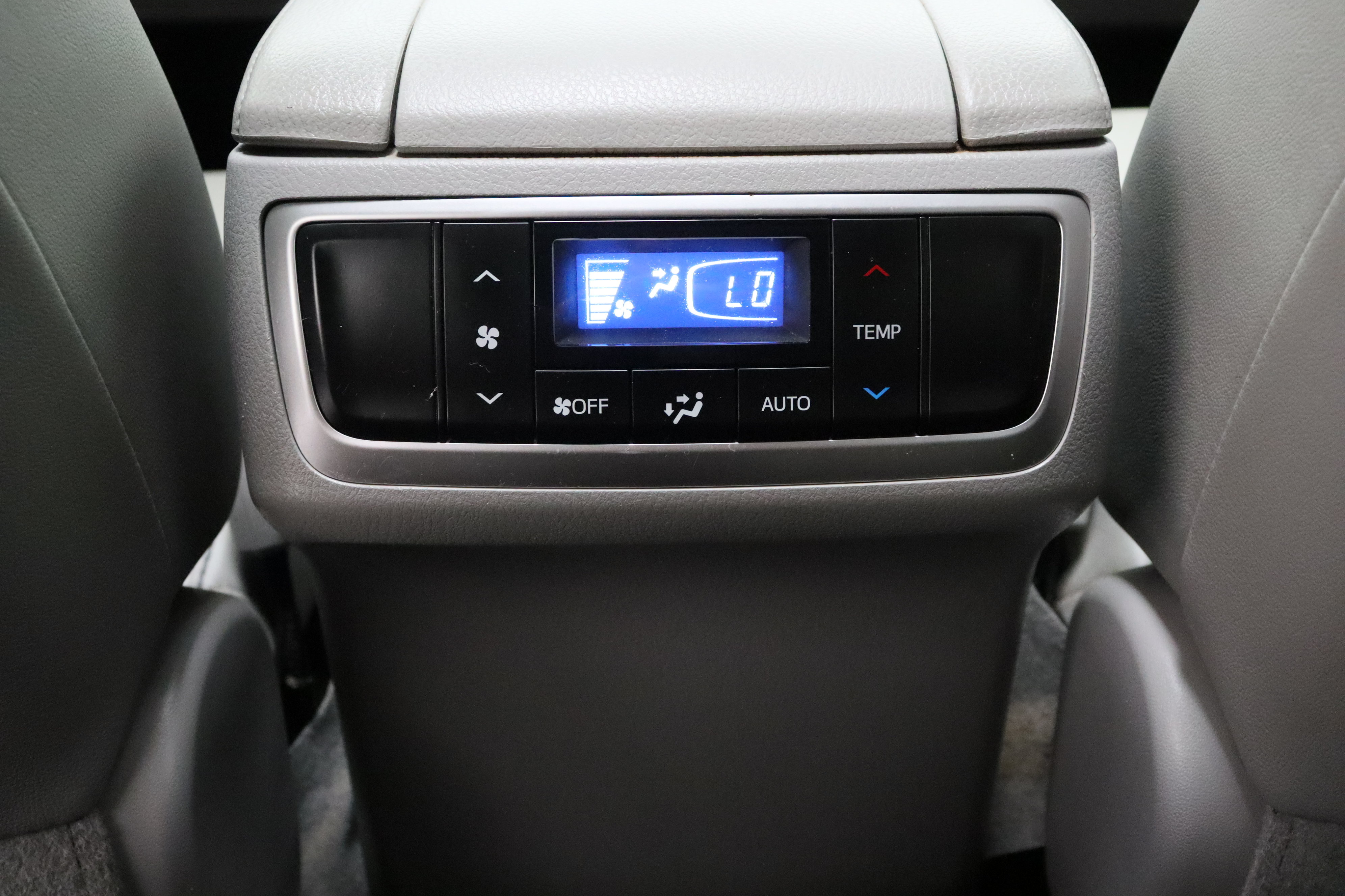 Used 2019 Toyota Highlander XLE FWD image 32