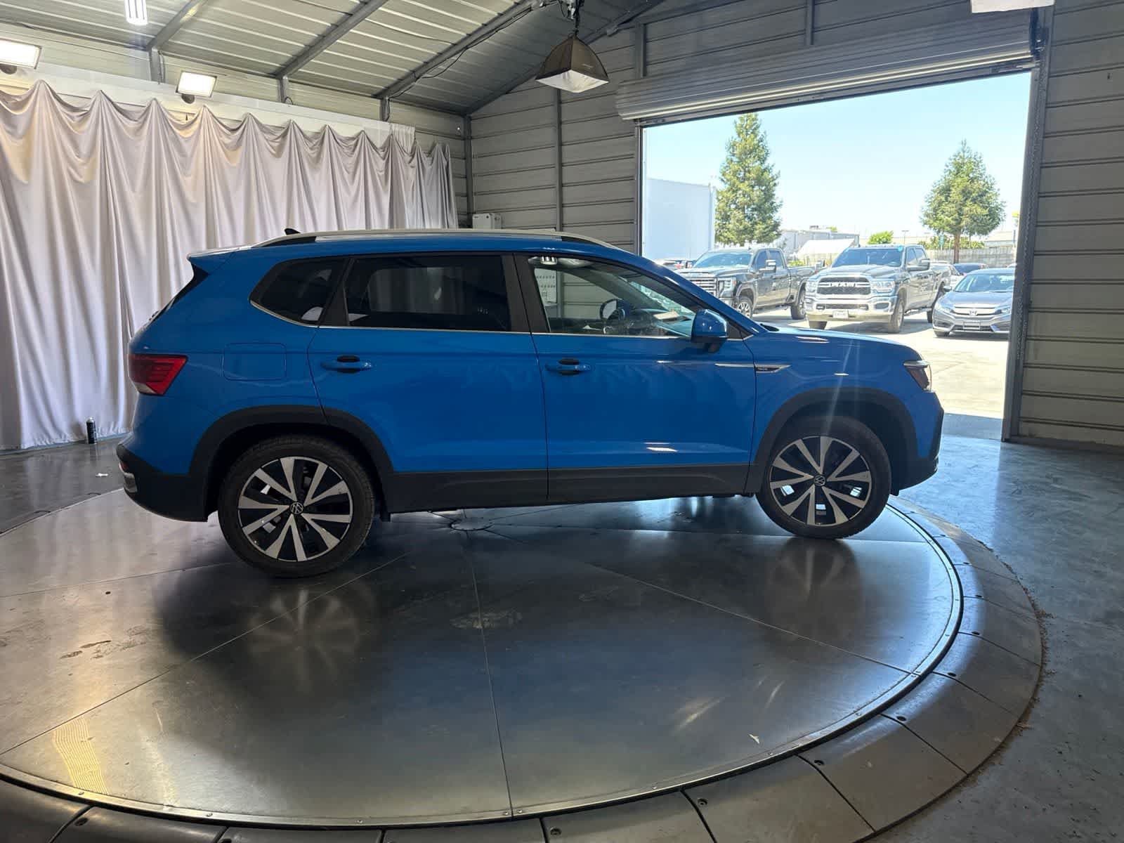 Used 2023 Volkswagen Taos SE w/ Panoramic Sunroof Package AWD/4WD image 3
