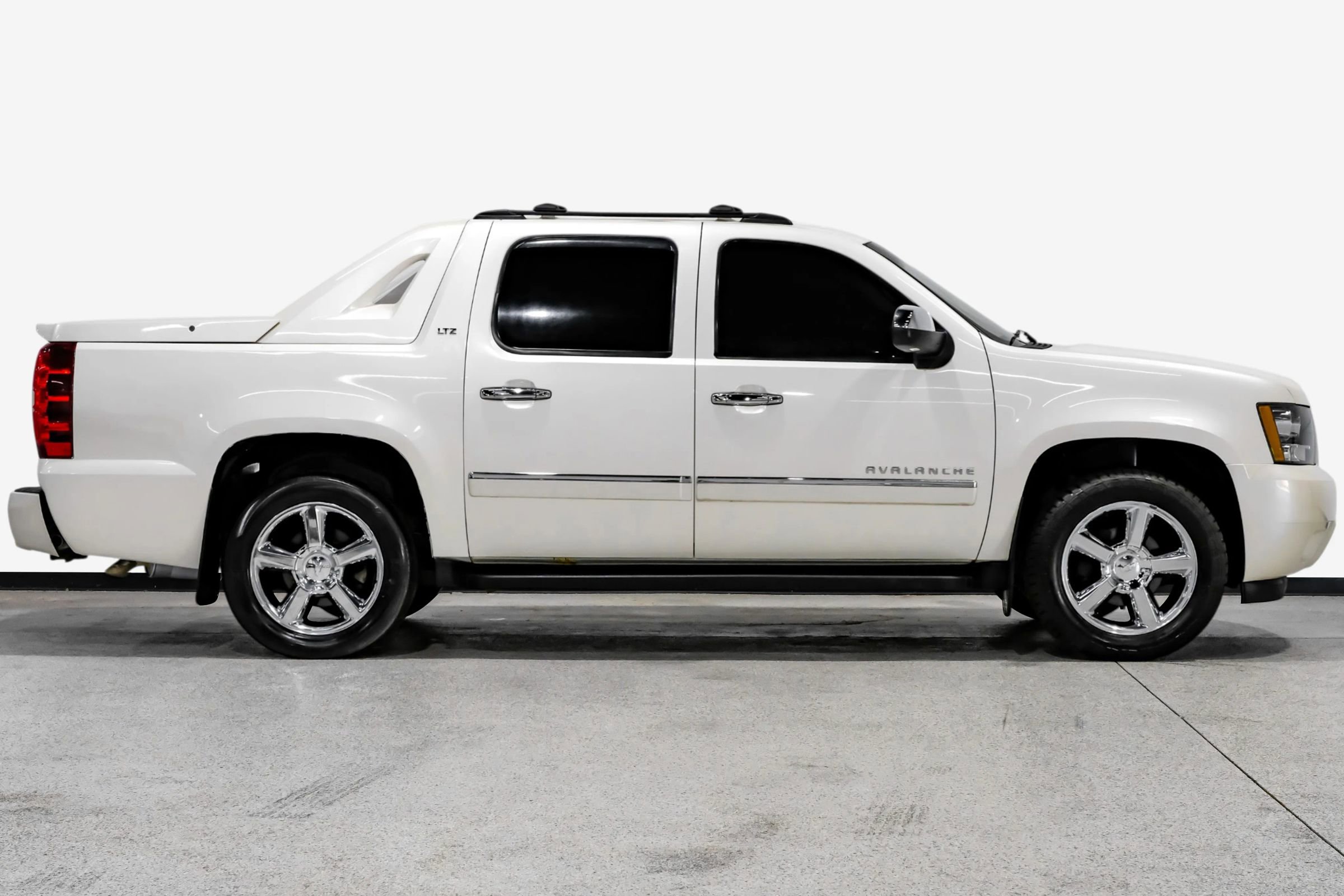 Used 2012 Chevrolet Avalanche LTZ image 5
