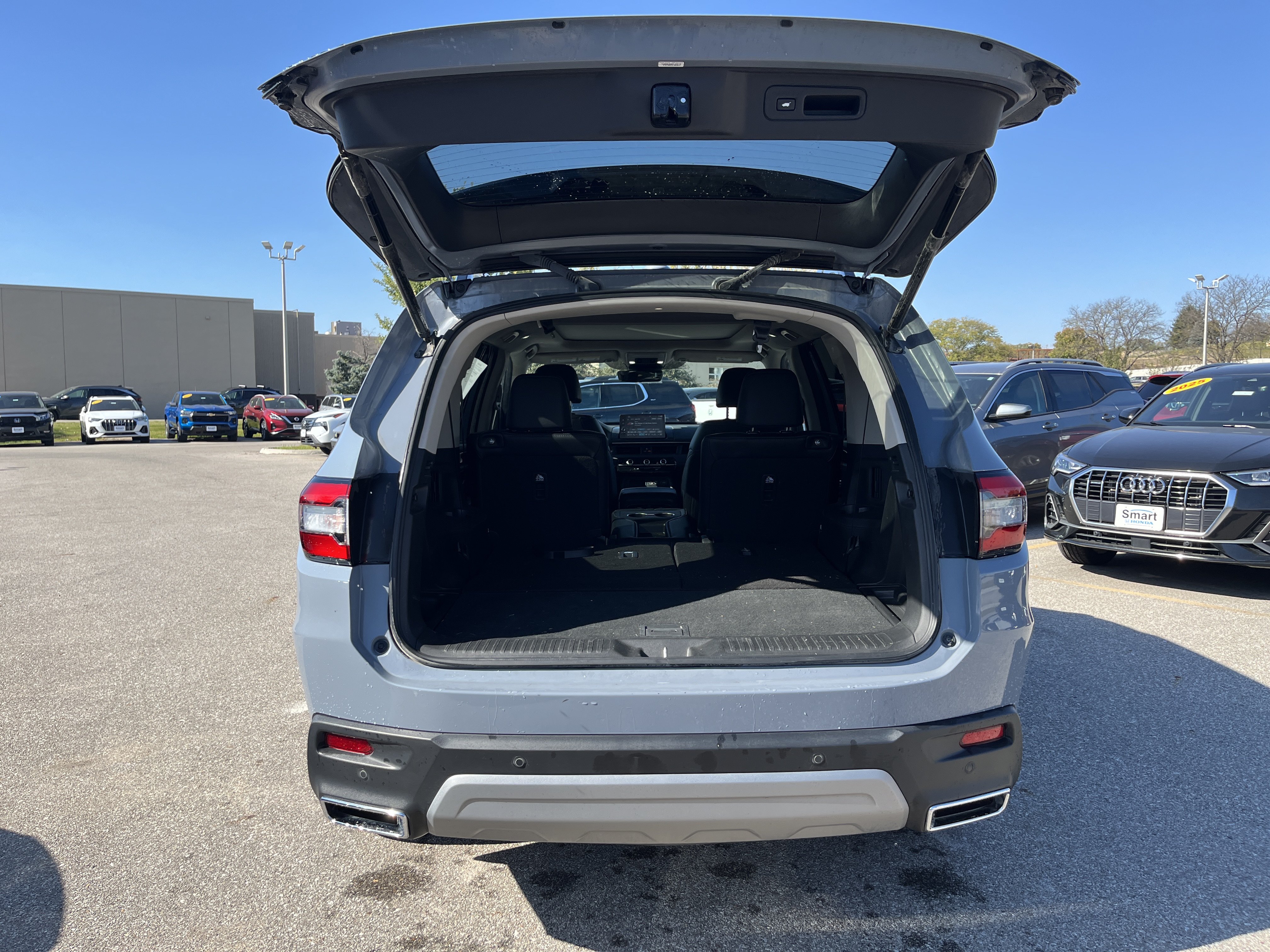 Used 2025 Honda Pilot Touring image 11
