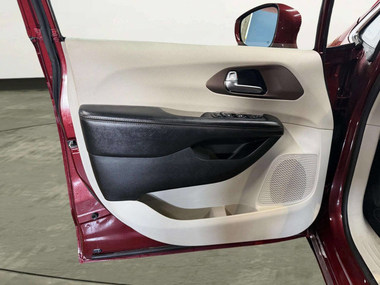 Used 2019 Chrysler Pacifica Touring Plus FWD image 13