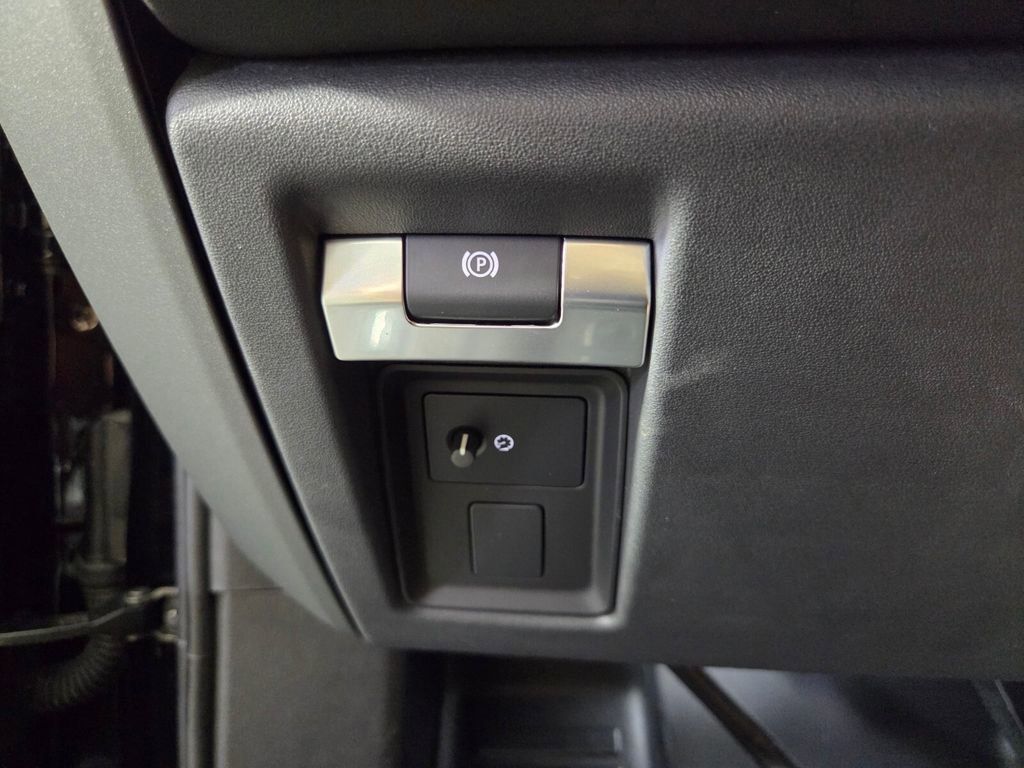 Used 2025 Land Rover Defender 130 X-Dynamic SE image 20