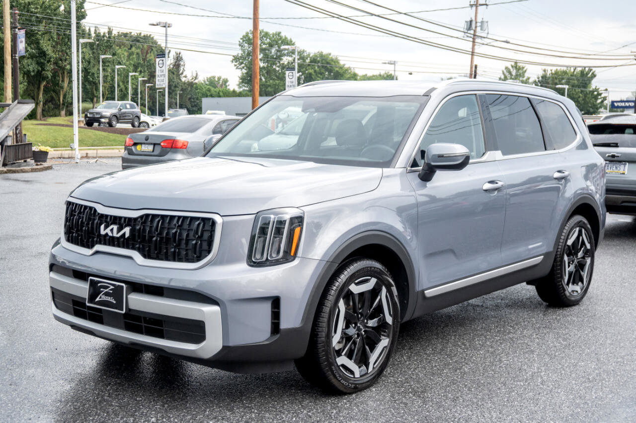 Used 2024 Kia Telluride EX w/ EX Captain's Chair Package image 7