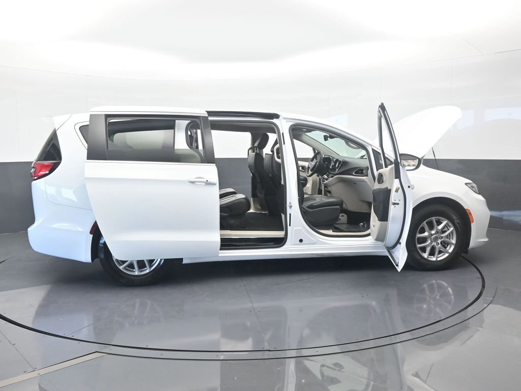 Used 2023 Chrysler Pacifica Touring-L image 74