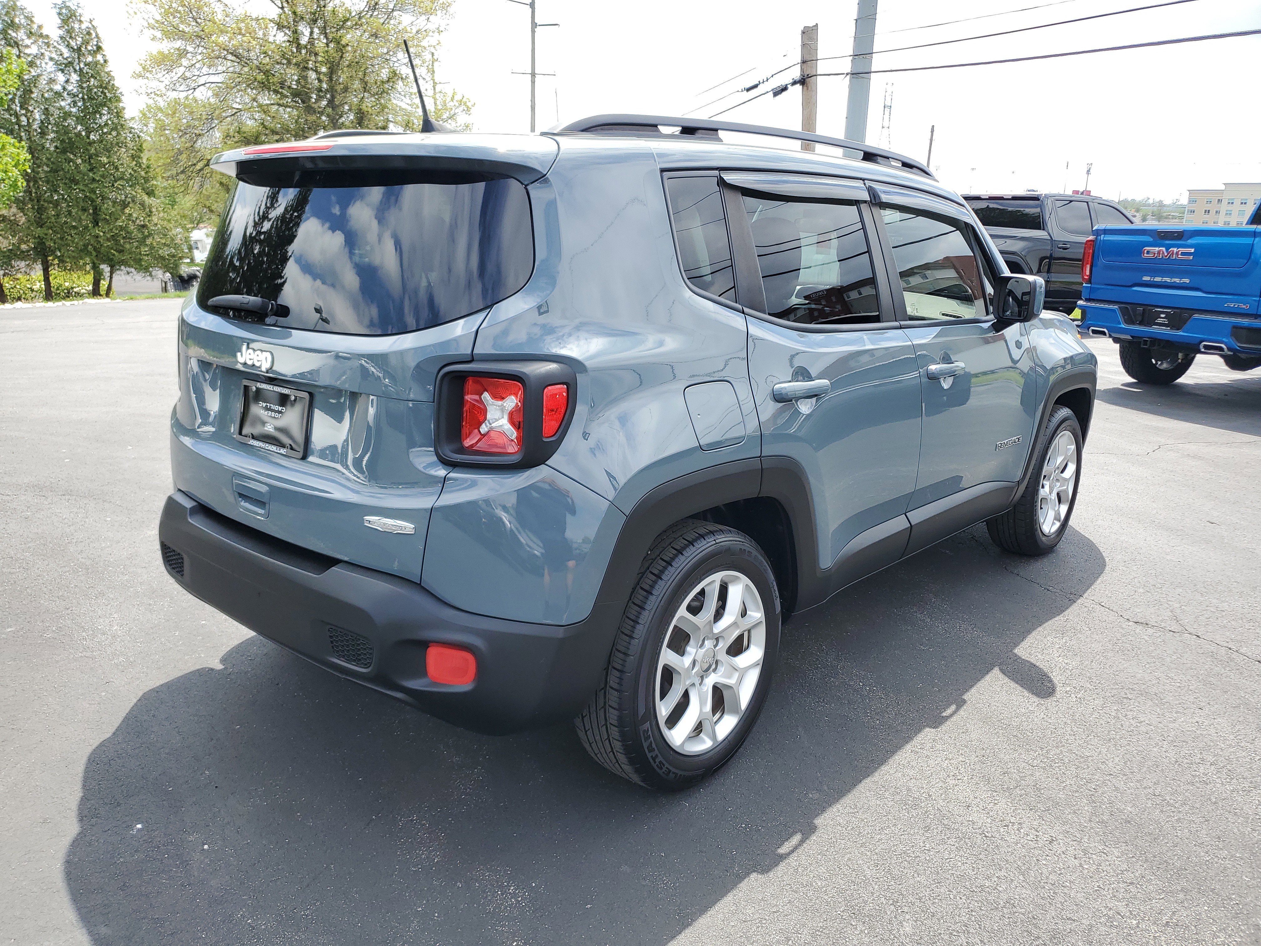 Used 2018 Jeep Renegade Latitude FWD image 3
