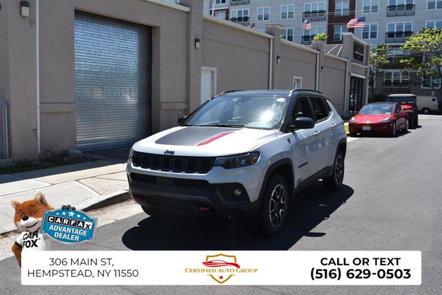 Used 2025 Jeep Compass Trailhawk AWD/4WD image 3