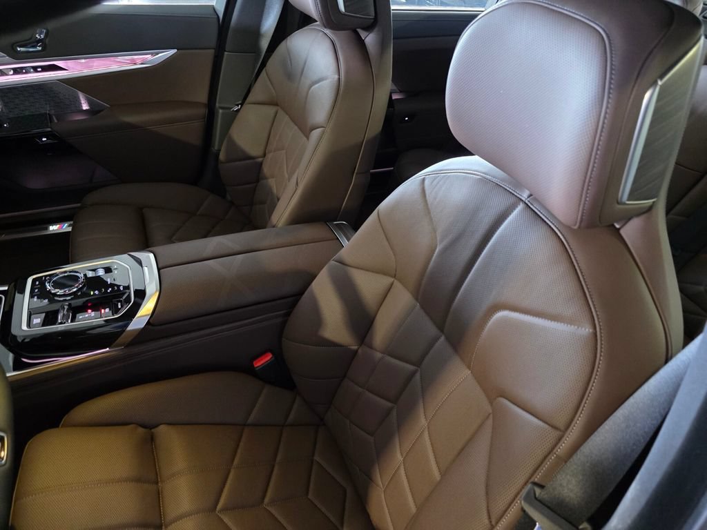 New 2026 BMW 760i xDrive w/ Premium Package AWD/4WD image 9