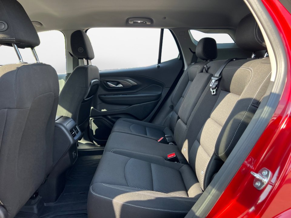 Used 2024 GMC Terrain SLE w/ Driver Convenience Package FWD image 13