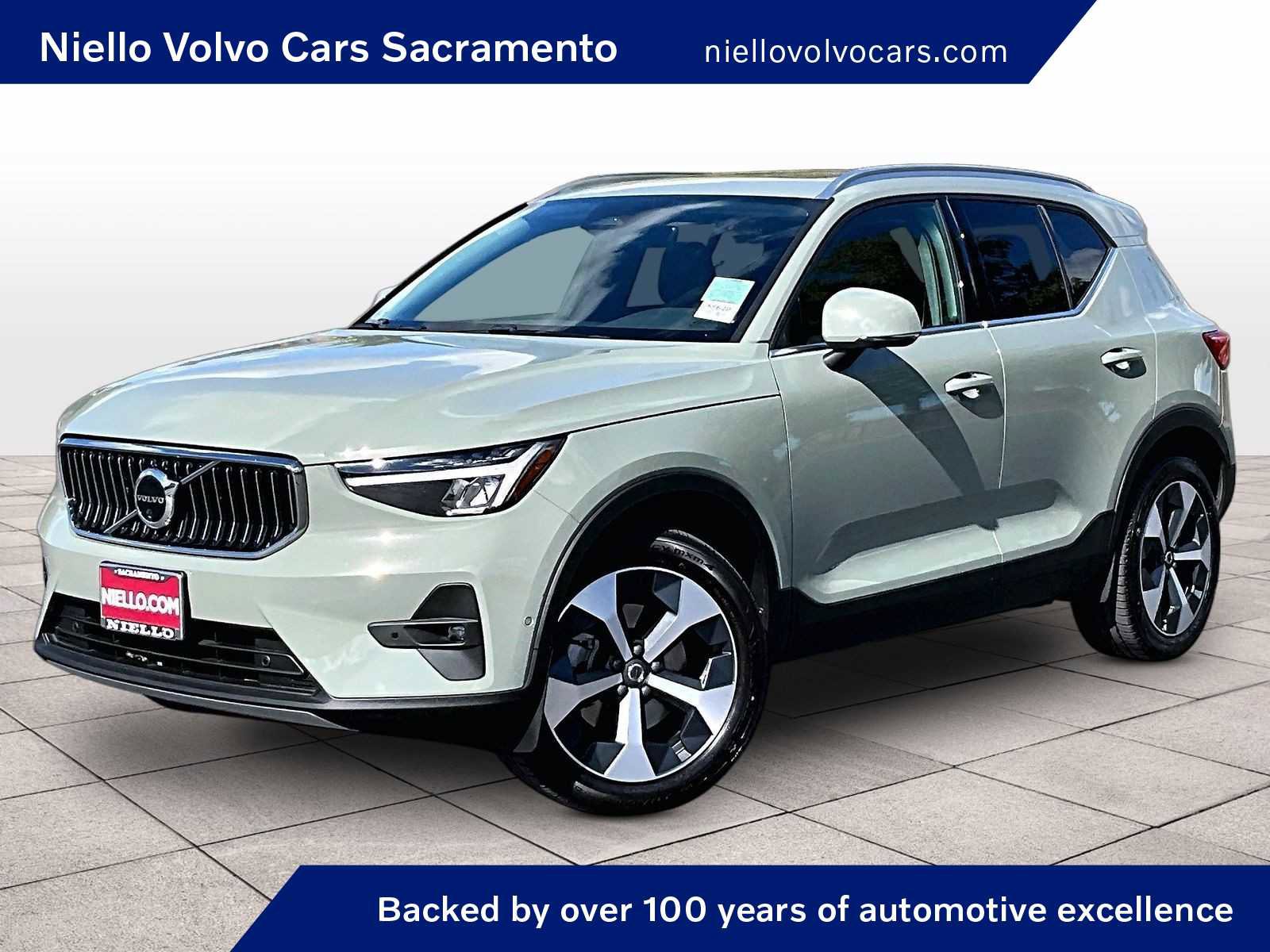 Used 2025 Volvo XC40 B5 Plus image 1