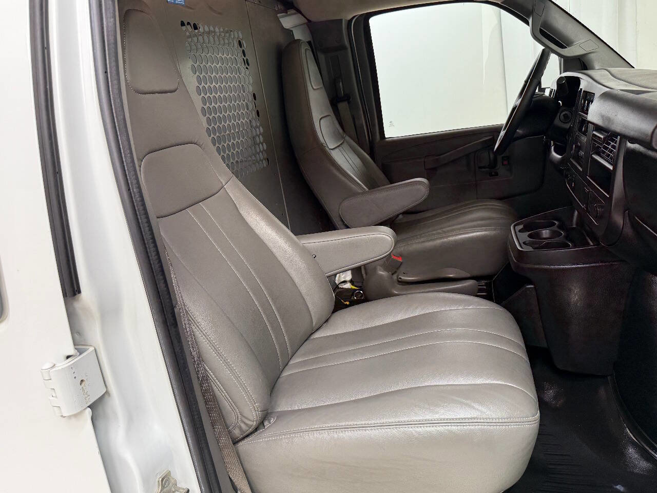 Used 2017 Chevrolet Express 2500 Extended image 38