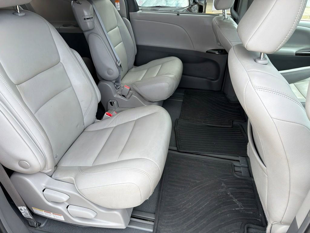 Used 2019 Toyota Sienna XLE w/ XLE Navigation Package FWD image 28
