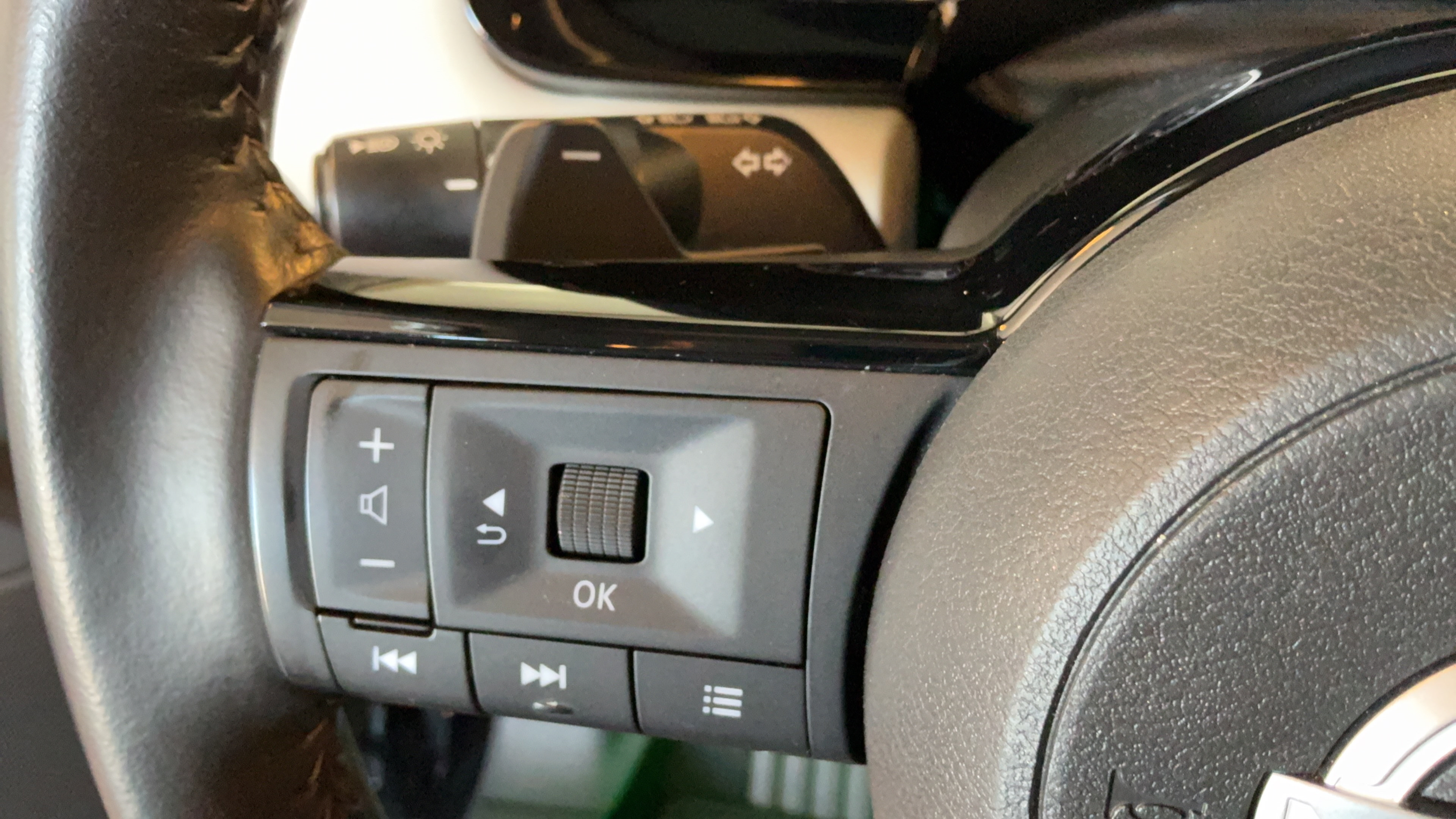 Used 2024 Nissan Pathfinder SL w/ SL Premium Package FWD image 17