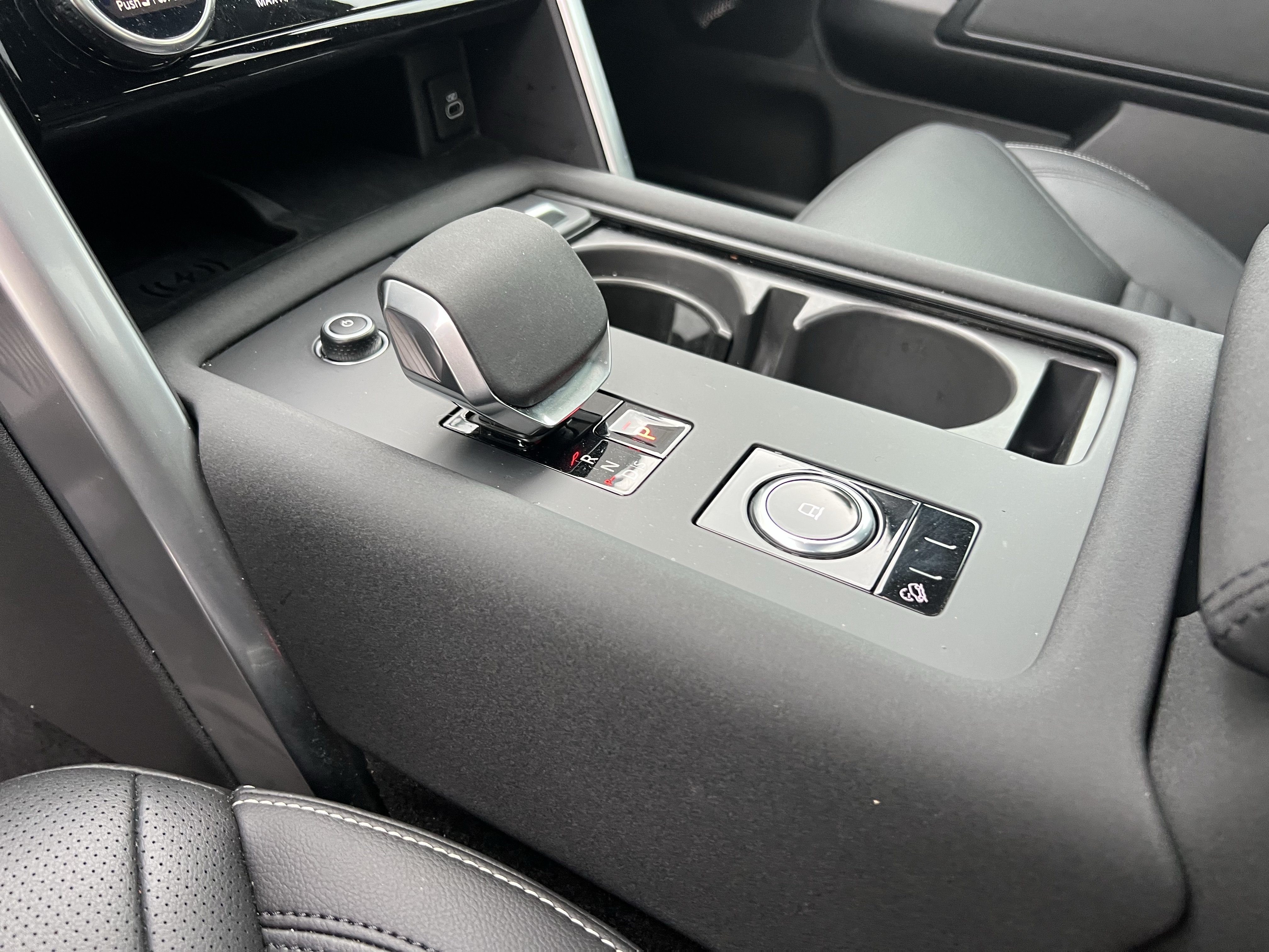 Certified 2025 Land Rover Discovery S AWD/4WD image 29