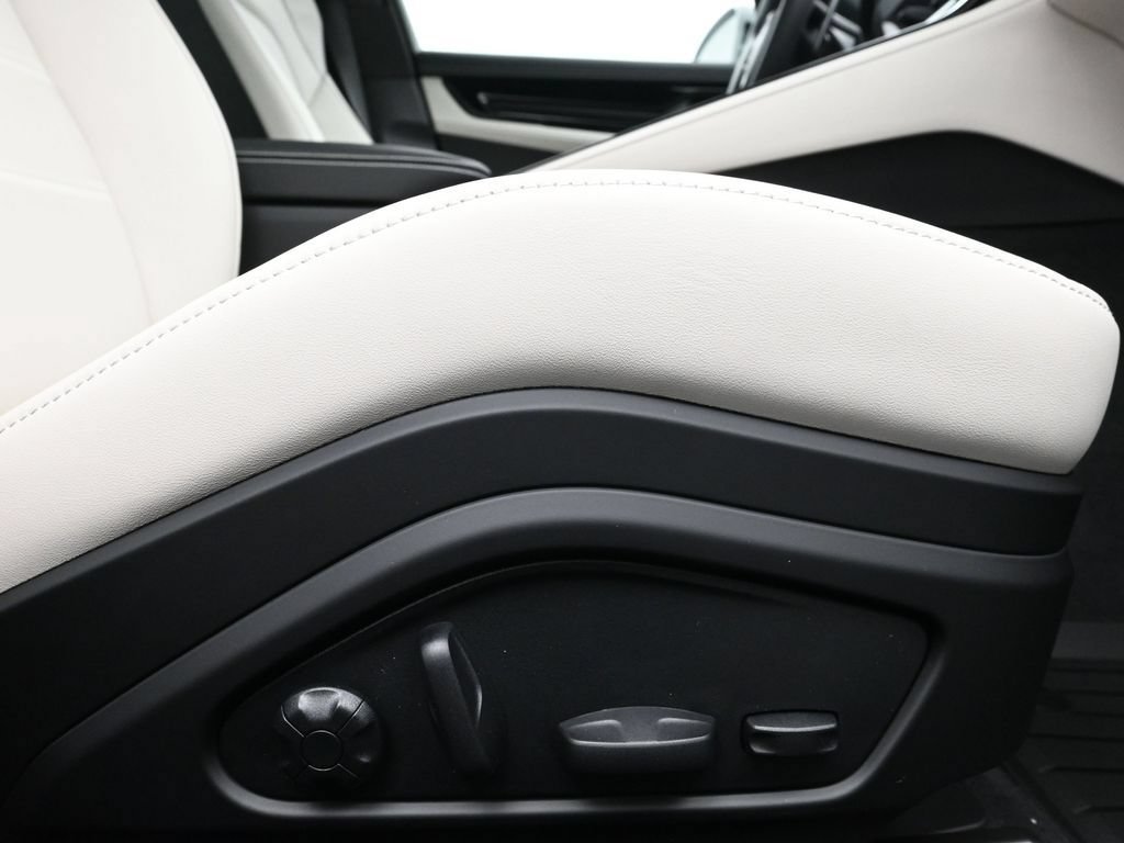 Certified 2026 Porsche Panamera image 14