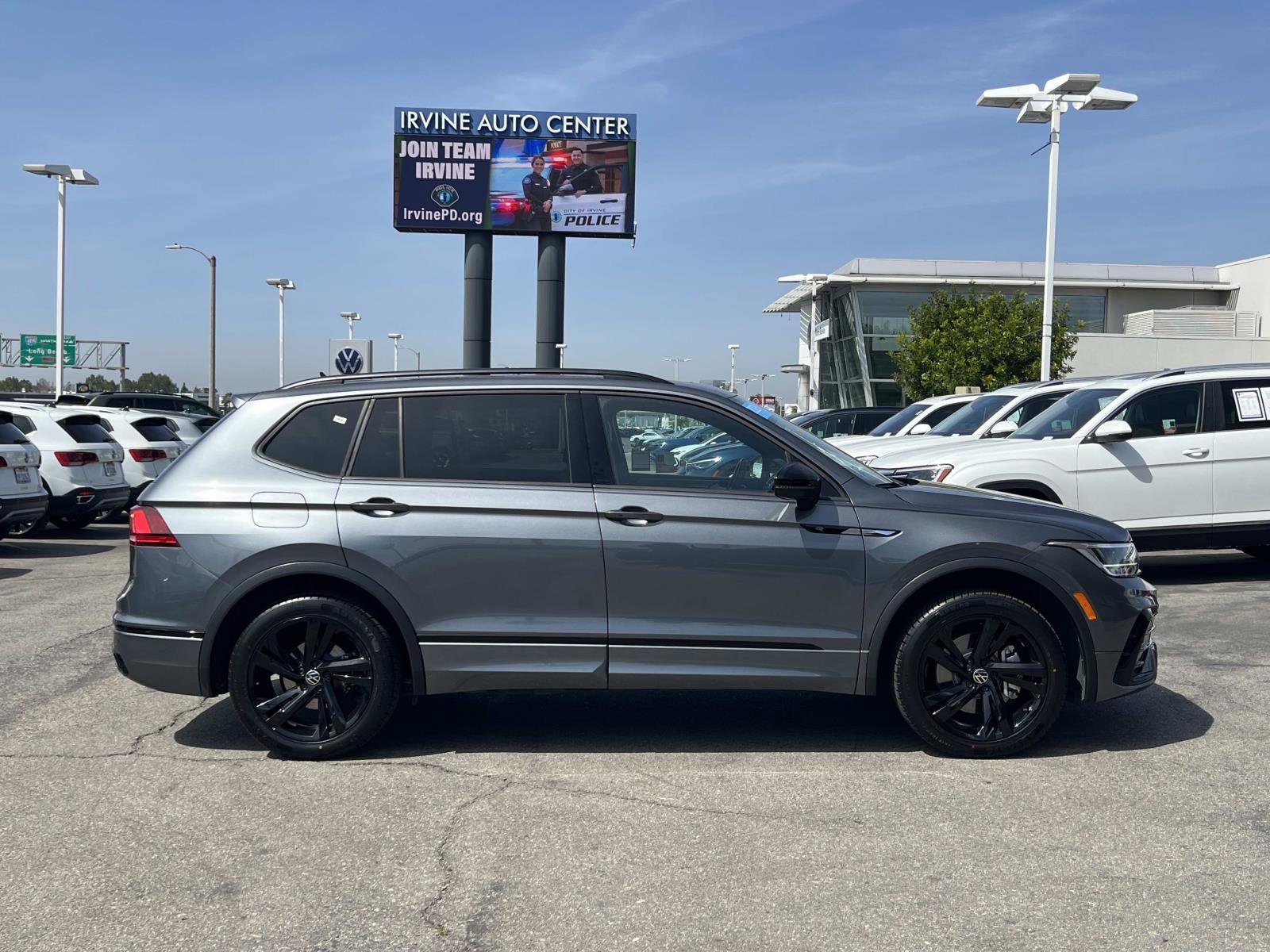 Certified 2023 Volkswagen Tiguan SE R-Line image 28