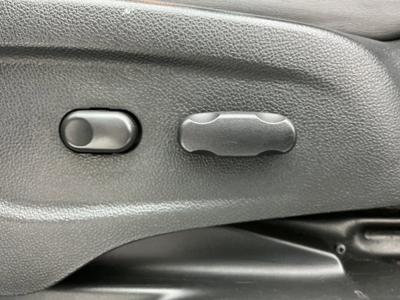 Used 2018 Buick Encore Essence FWD image 39