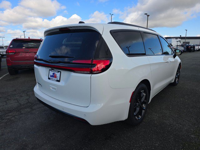 New 2026 Chrysler Pacifica Select w/ S Appearance Package FWD image 3