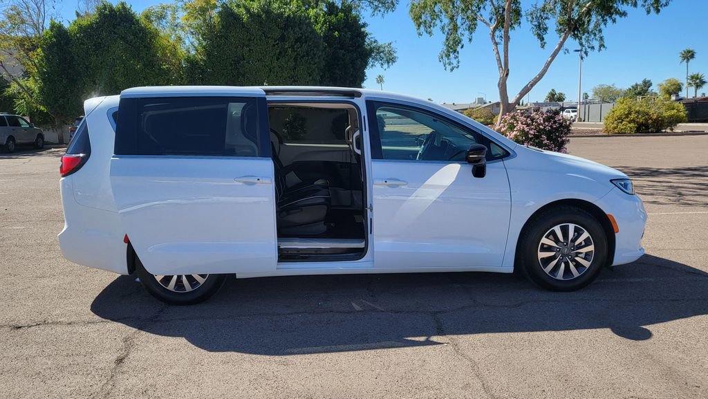 Used 2024 Chrysler Pacifica Select image 19