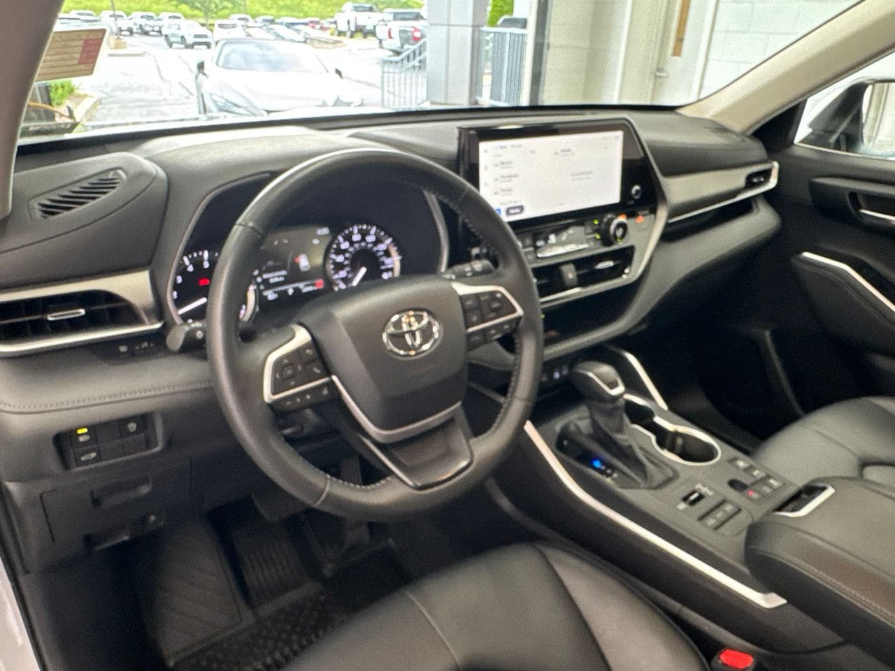 Used 2025 Toyota Highlander XLE AWD/4WD image 18