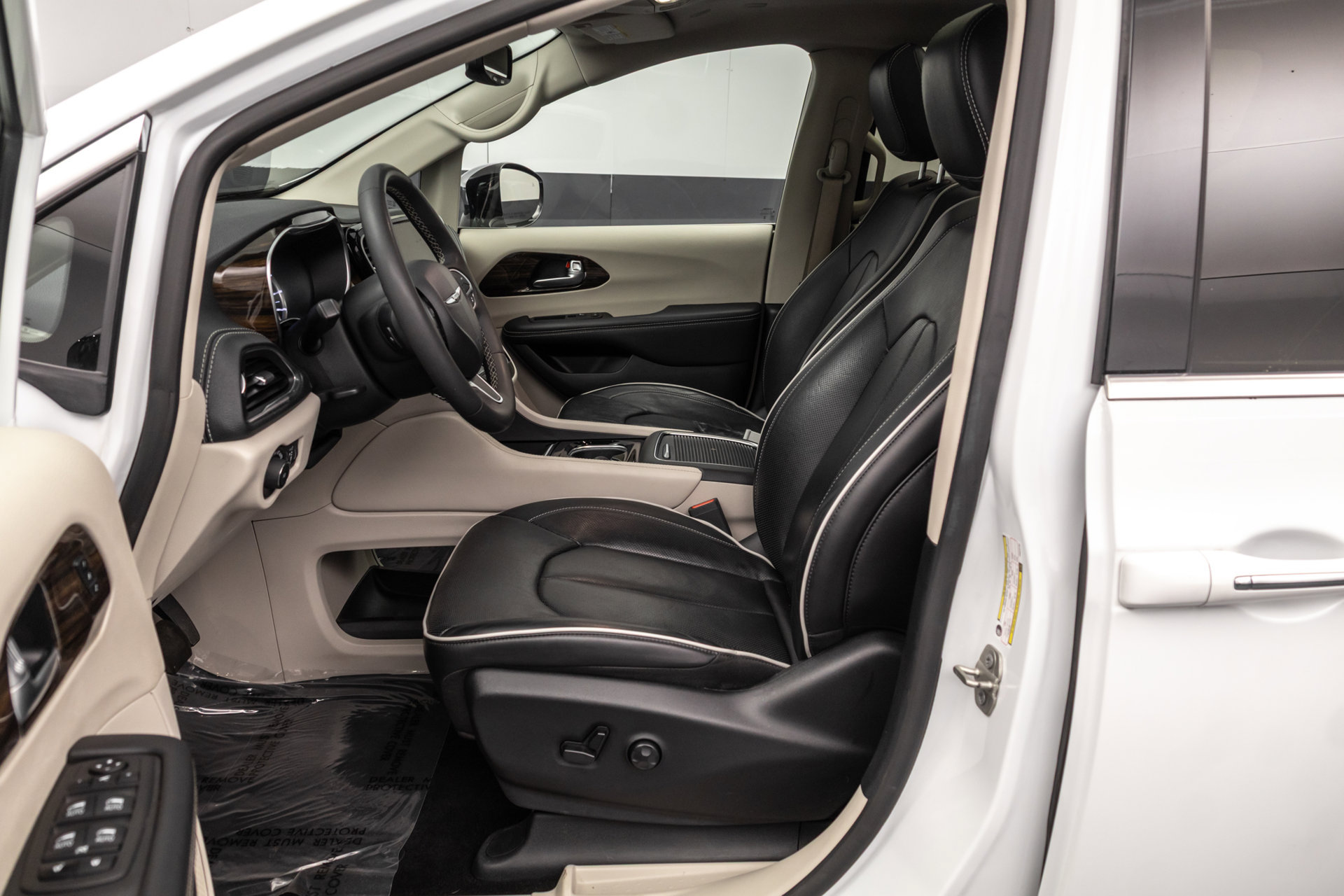 Used 2023 Chrysler Pacifica Limited FWD image 6