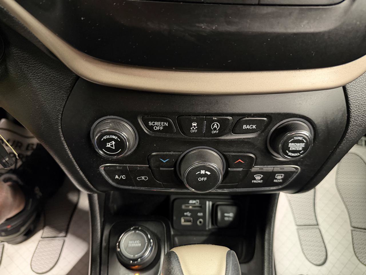 Used 2015 Jeep Cherokee Latitude w/ Cold Weather Group AWD/4WD image 15