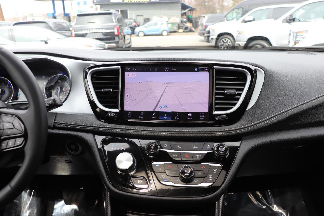 Used 2025 Chrysler Pacifica Limited image 21