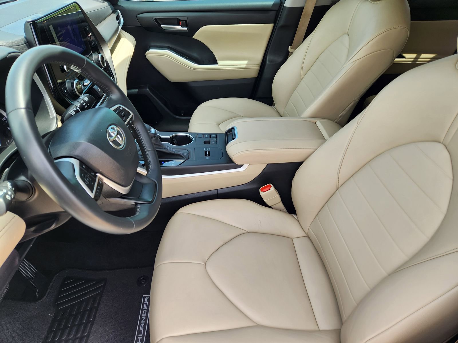 Used 2023 Toyota Highlander XLE FWD image 16