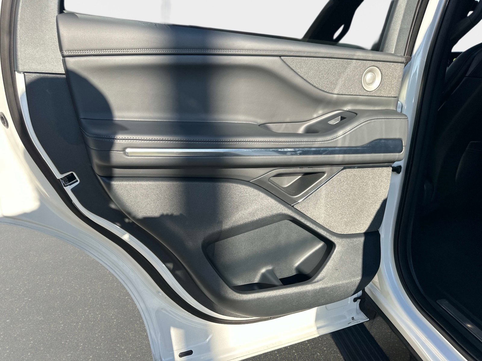 Used 2025 Lincoln Navigator Reserve w/ Jet Appearance Package image 12