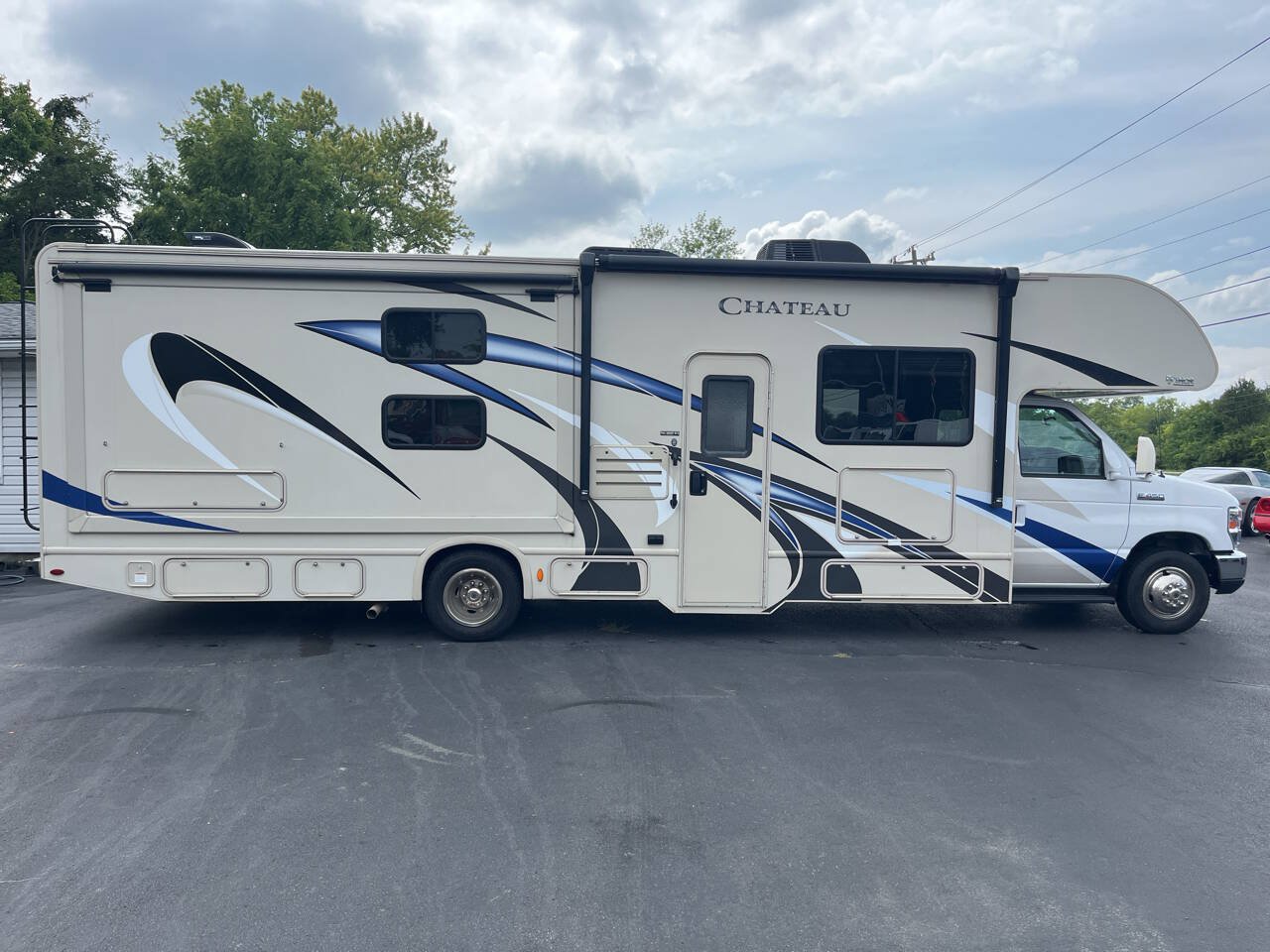 Used 2018 Ford E-450 and Econoline 450 Super Duty w/ Motorhome Prep Package RWD image 4