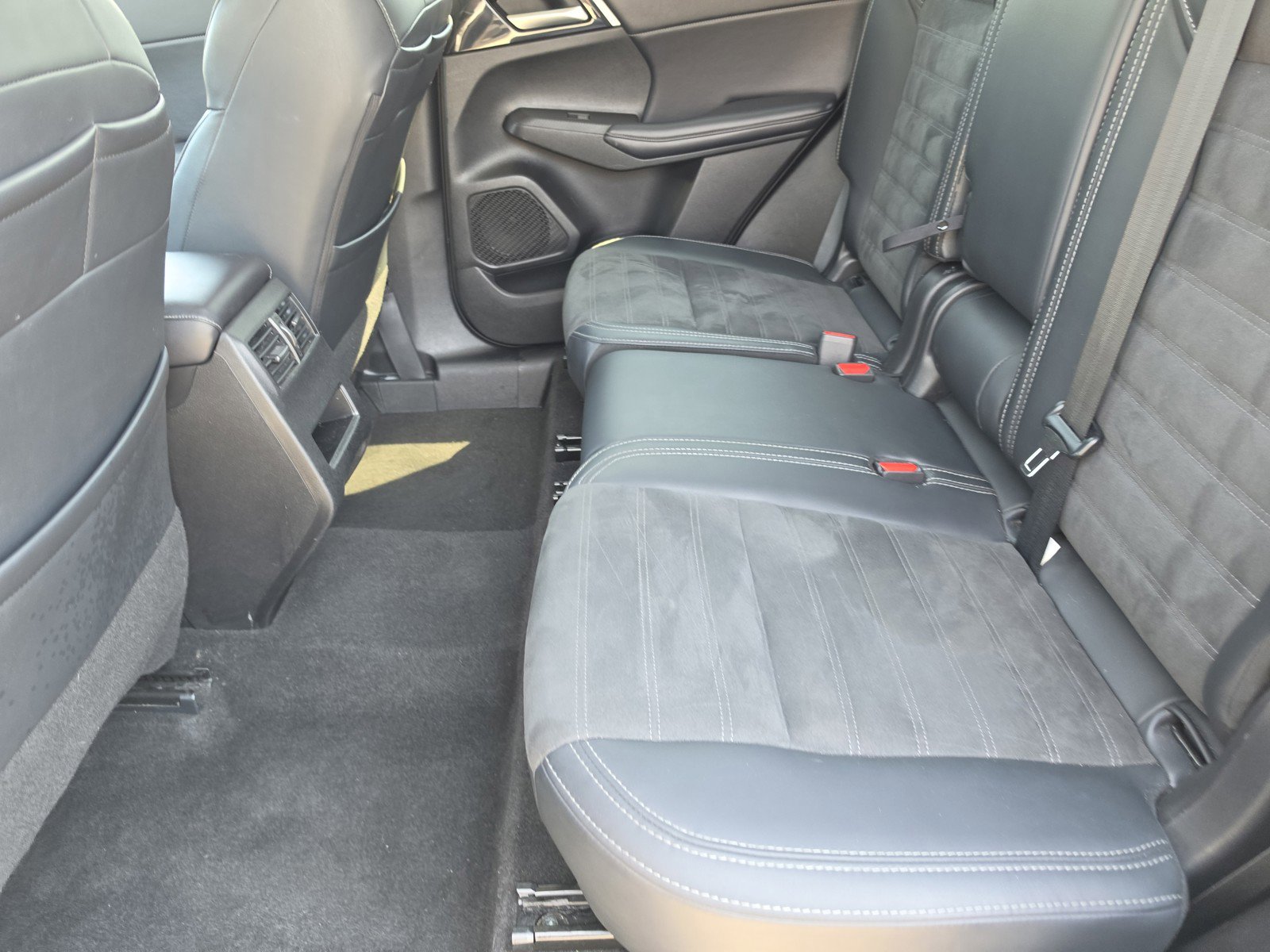 Used 2024 Mitsubishi Outlander SE image 12