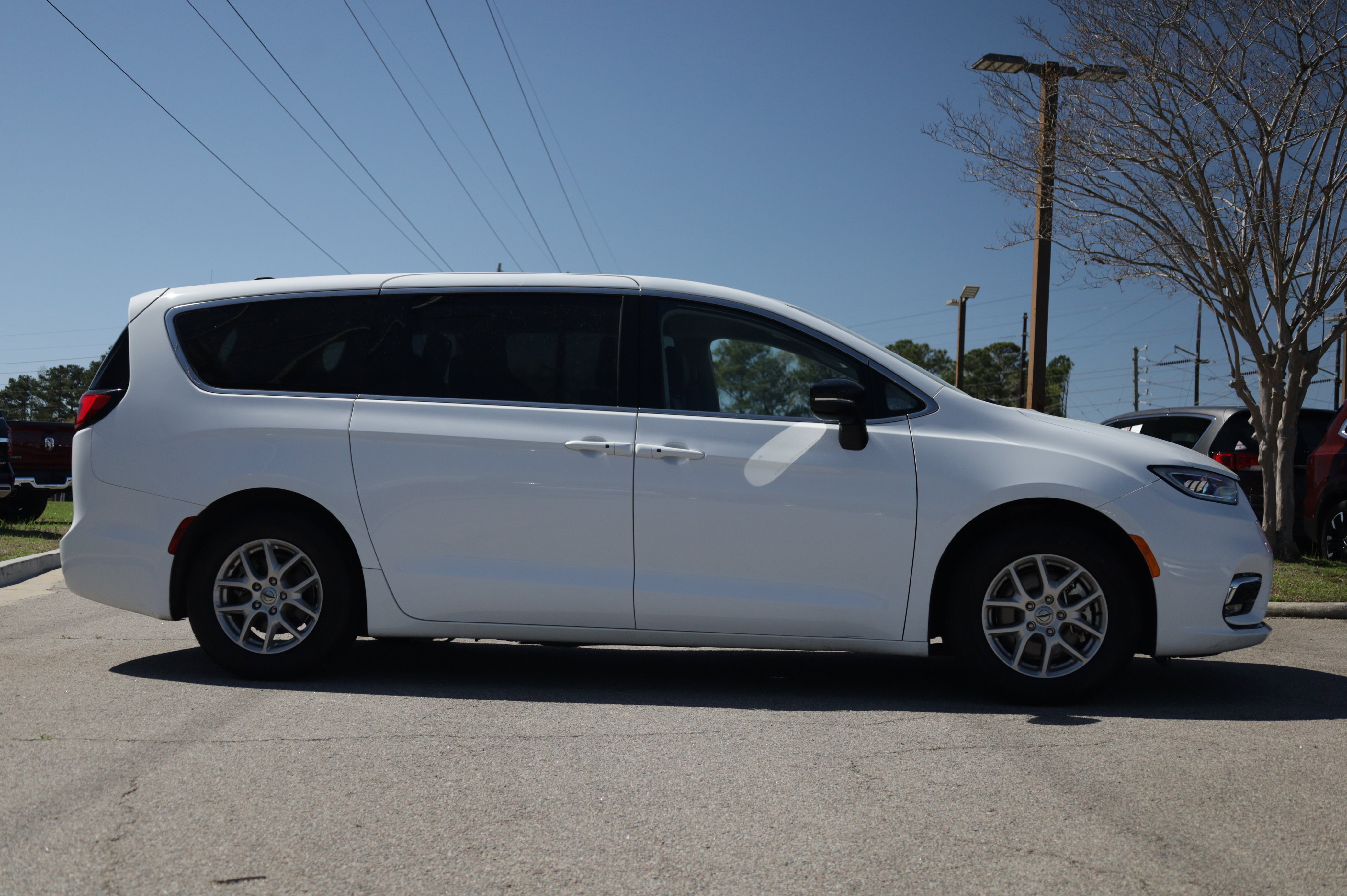 Used 2024 Chrysler Pacifica Touring-L image 20