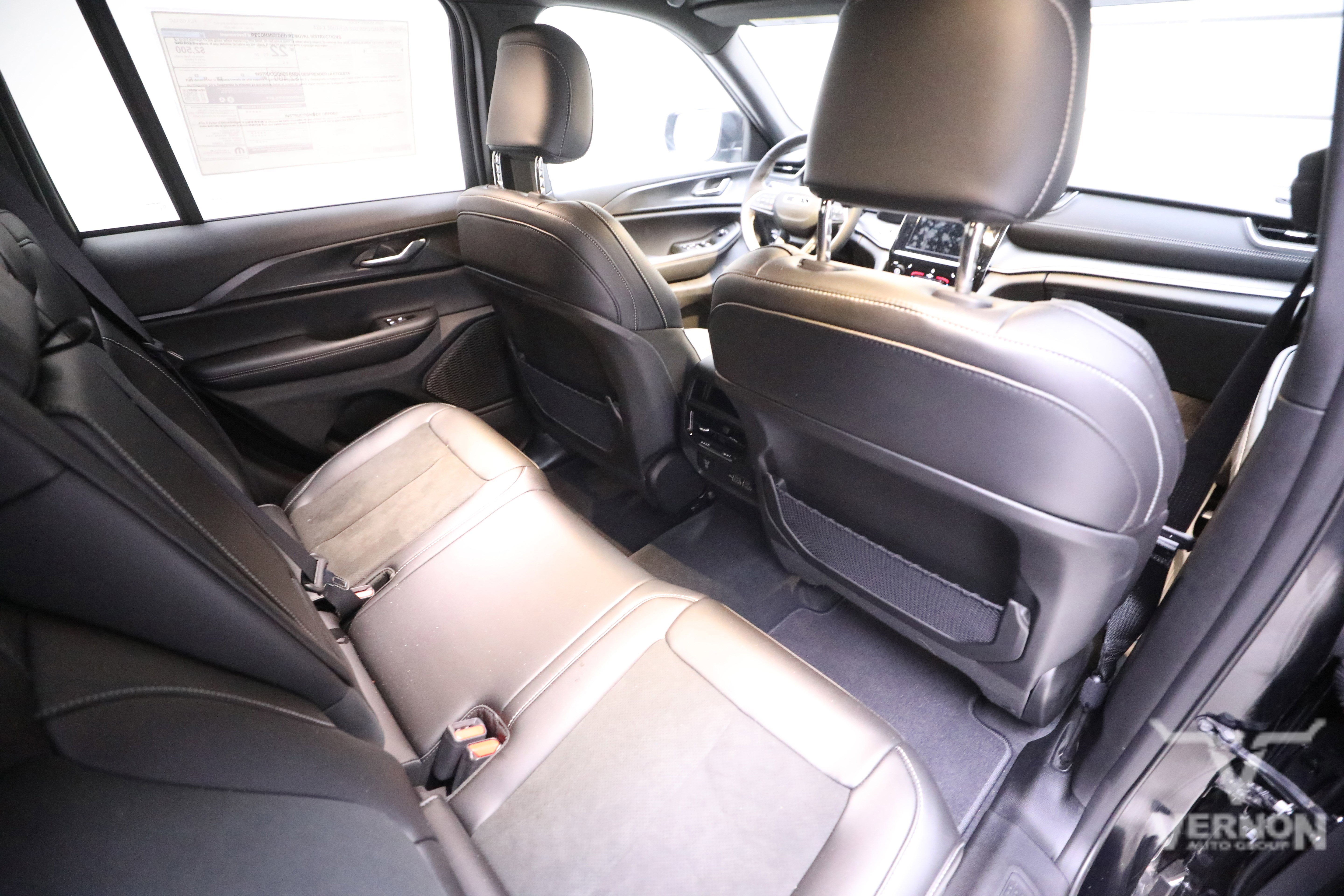 New 2025 Jeep Grand Cherokee Altitude image 12