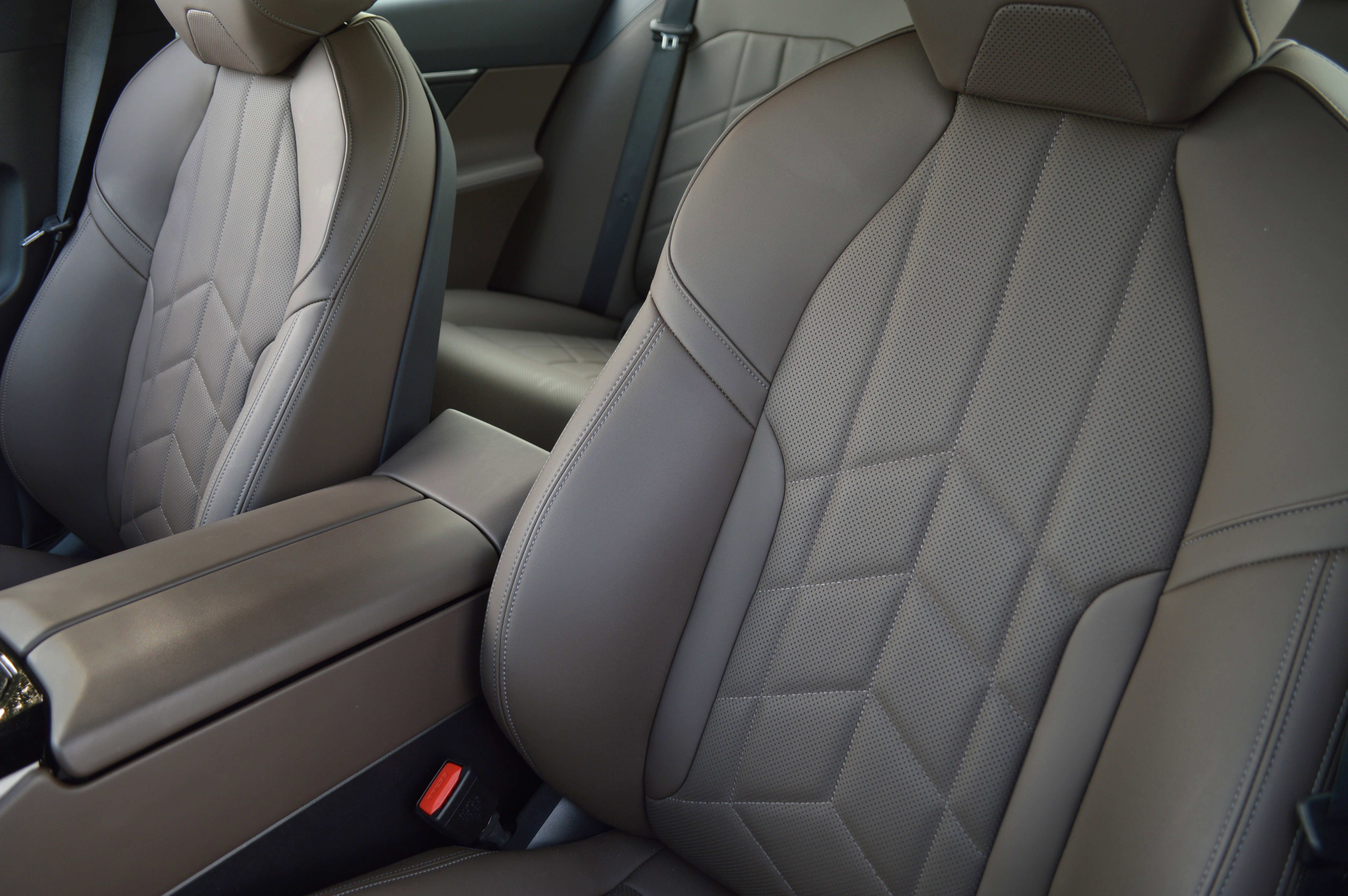 Used 2025 BMW 530i xDrive w/ Premium Package image 27