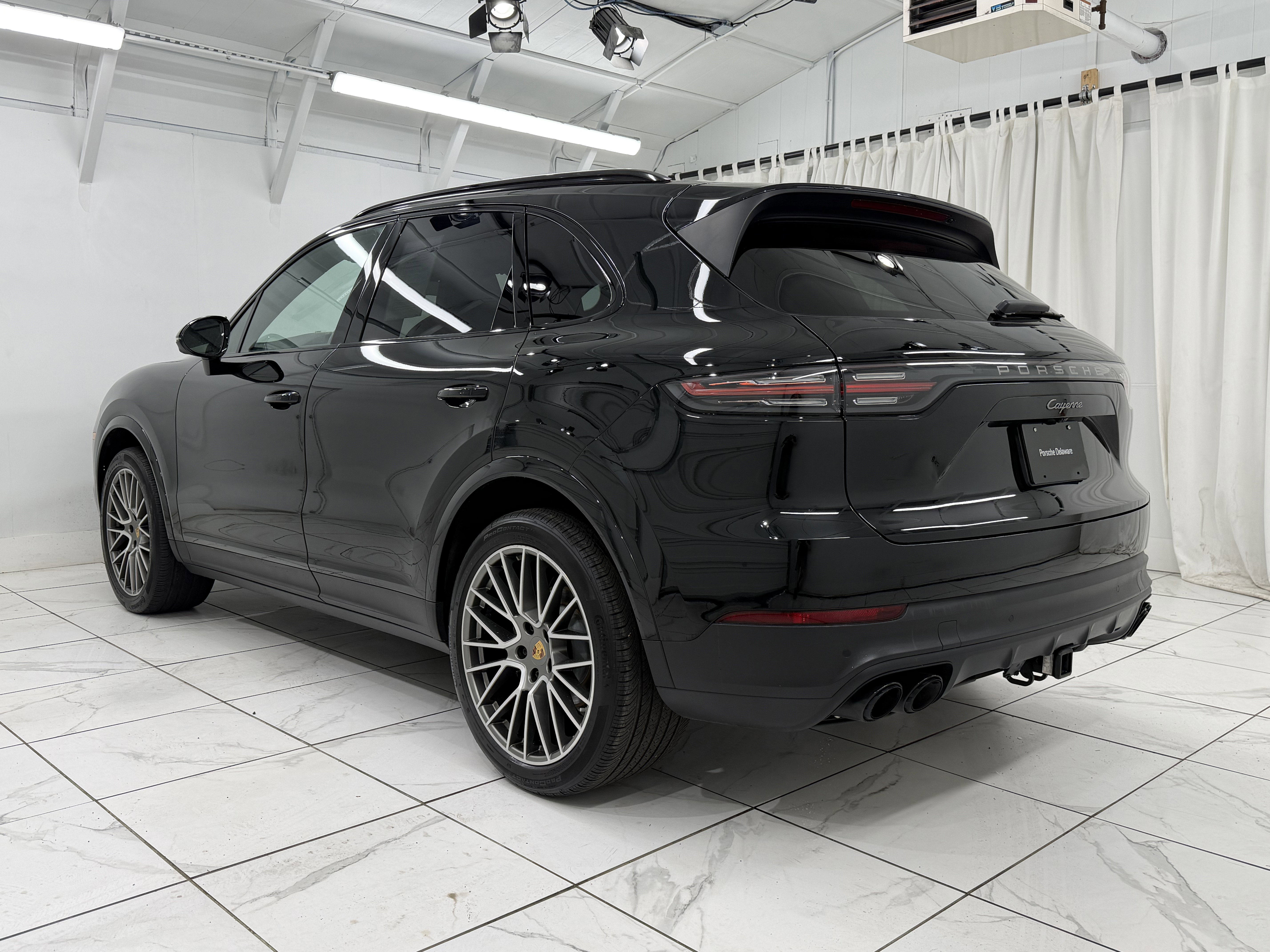 Certified 2023 Porsche Cayenne Platinum Edition image 3